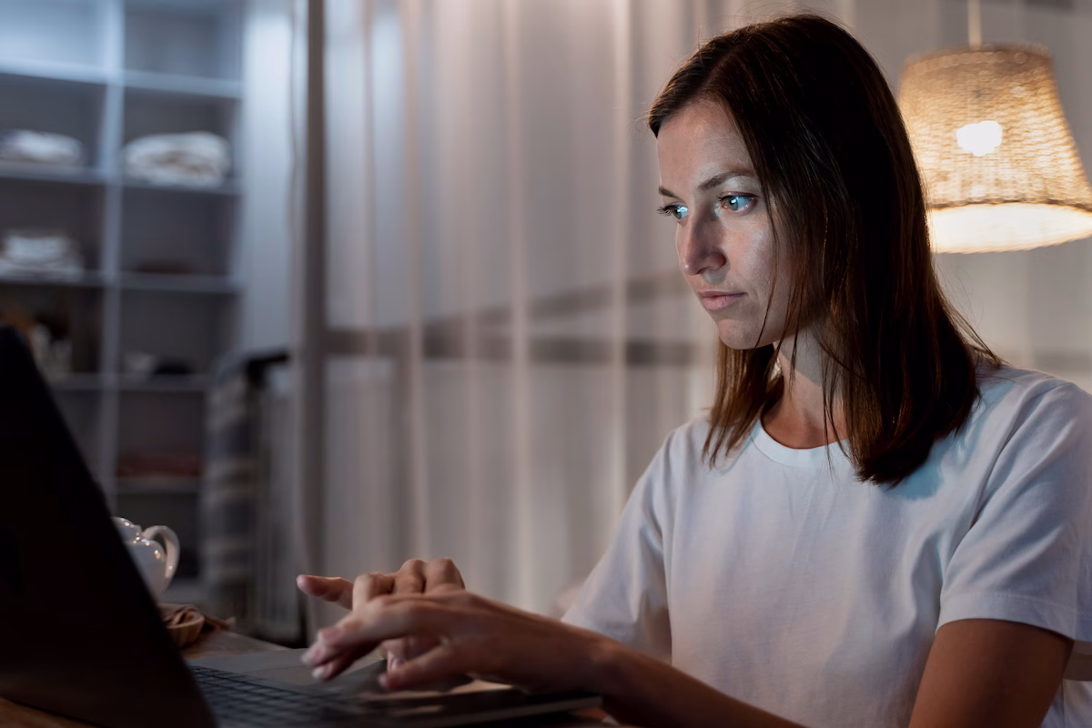 Come proteggere dati e accessi nello smart working: VPN aziendale, MFA, dispositivi, policy e formazione per una sicurezza efficace nel lavoro ibrido.